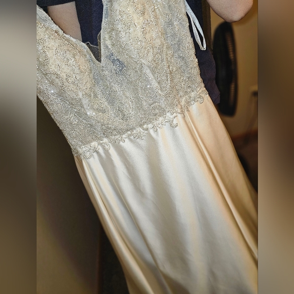 Size 14 beaded Aline wedding dress with pockets unaltered - Picture 13 of 16